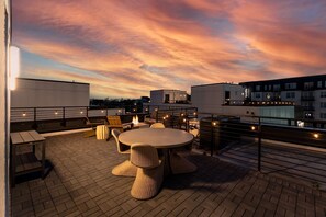 Outdoor dining - CMA Fest rooftop fire pit, skyline views, garage near Broadway (Nashville)