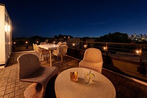 Outdoor dining - Summer rooftop hot tub, skyline views, chef’s kitchen near Broadway (Nashville)