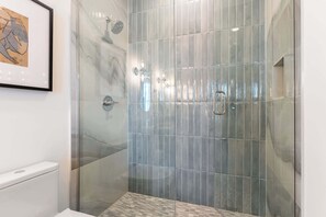 Douche, séchoir à cheveux, serviettes fournies, shampooing