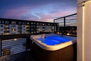 Outdoor spa tub - Summer rooftop hot tub, skyline deck, chef’s kitchen near Broadway (Nashville)