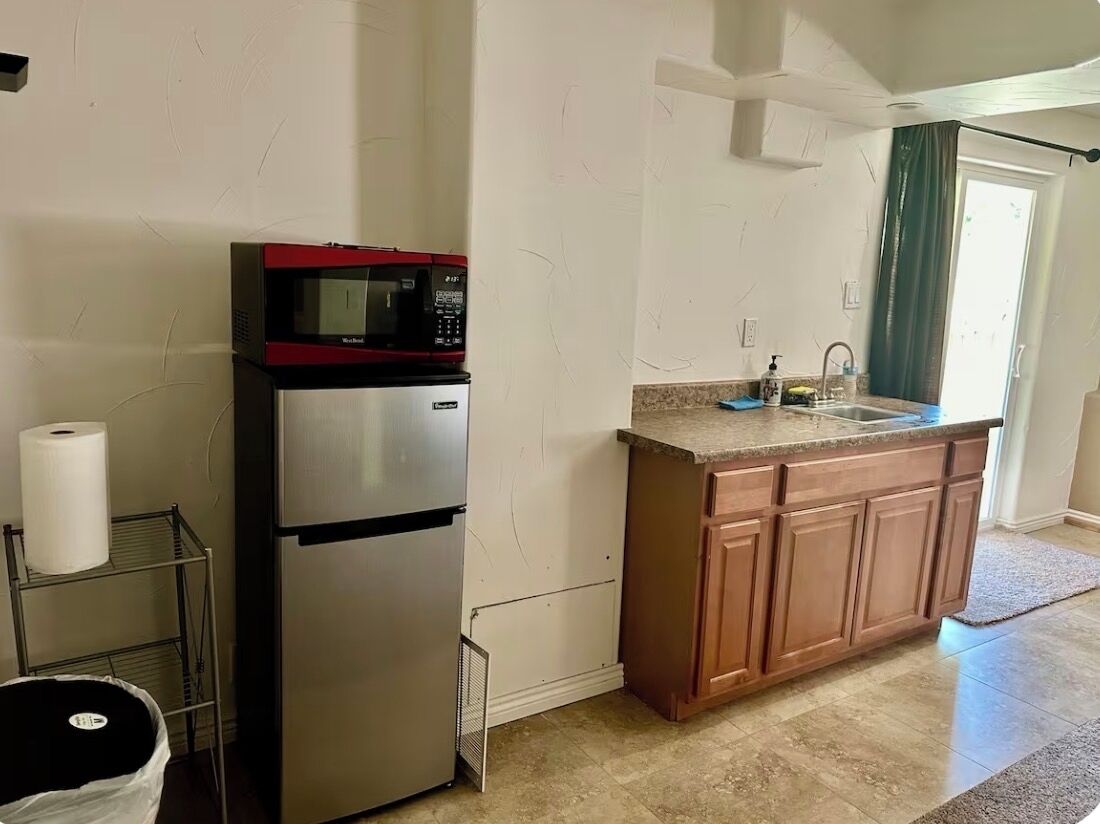 Kylskåp, mikrovågsugn, spishäll och grytor/köksredskap