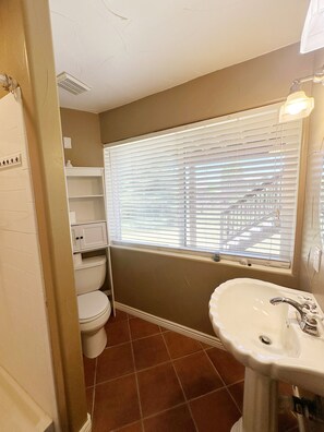 Towels, shampoo, toilet paper - Welcoming huge basement with 1  bed and private kitchen and bath with in Parker (Parker)