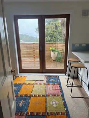 Interior - Charming 1-bedroom apartment in Wellington in quiet bush with sea views (Wellington)