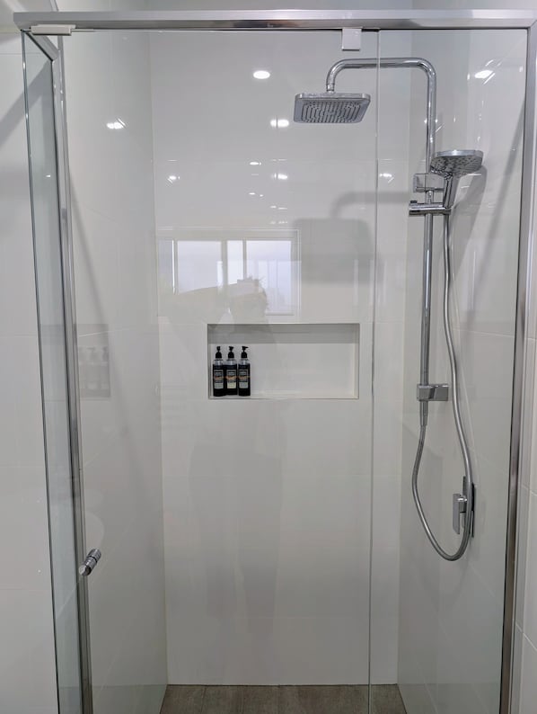 Shower, hair dryer, towels, soap - Stylish Seaside Retreat with Spa (Narooma)