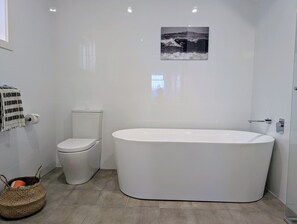 Shower, hair dryer, towels, soap - Stylish Seaside Retreat with Spa (Narooma)