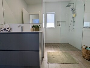 Dusch, hårtork, handdukar och tvål