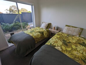 2 bedrooms, iron/ironing board, WiFi, bed sheets - Stylish Seaside Retreat with Spa (Narooma)