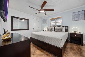 8 Schlafzimmer, Schreibtisch, Bügeleisen/Bügelbrett, Reisekinderbett