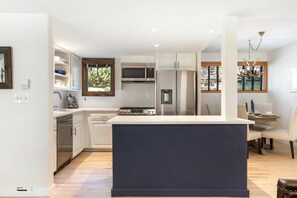 Réfrigérateur, four à micro-ondes, un four, surface de cuisson