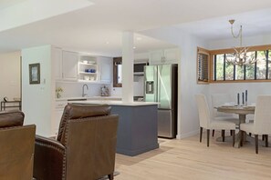 Réfrigérateur, four à micro-ondes, un four, surface de cuisson