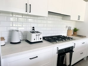 Refrigerador, microondas, horno, placa de cocina
