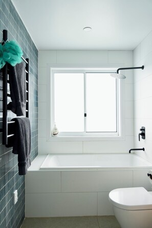 Douche, séchoir à cheveux, serviettes fournies, savon