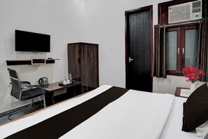 Deluxe Room, City View | Desk, iron/ironing board, free WiFi
