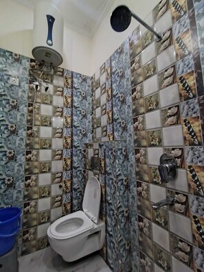 Deluxe Room, City View | Bathroom | Shower, free toiletries, hair dryer, towels