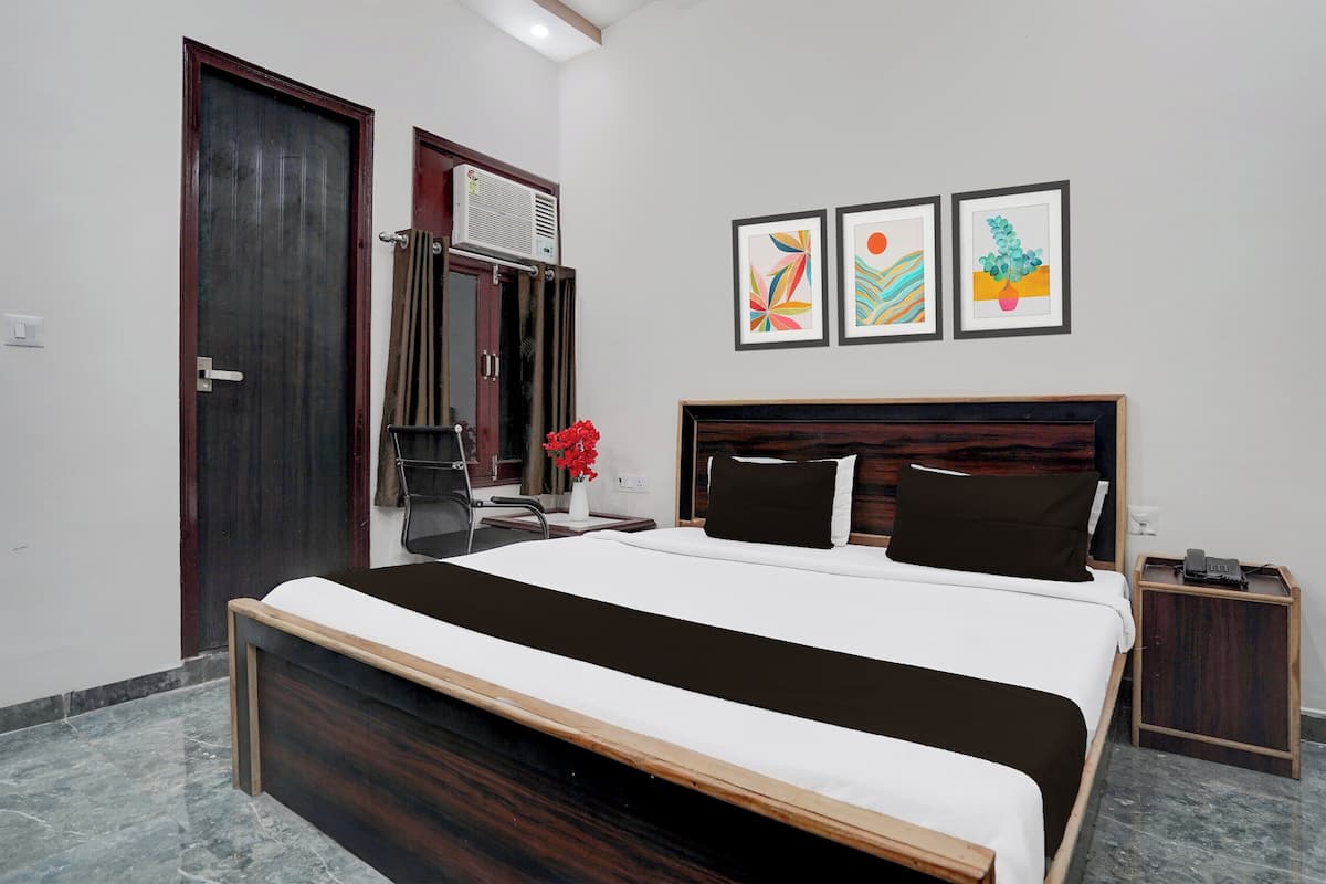Deluxe Room, City View | Desk, iron/ironing board, free WiFi