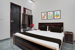 Deluxe Room, City View | Desk, iron/ironing board, free WiFi