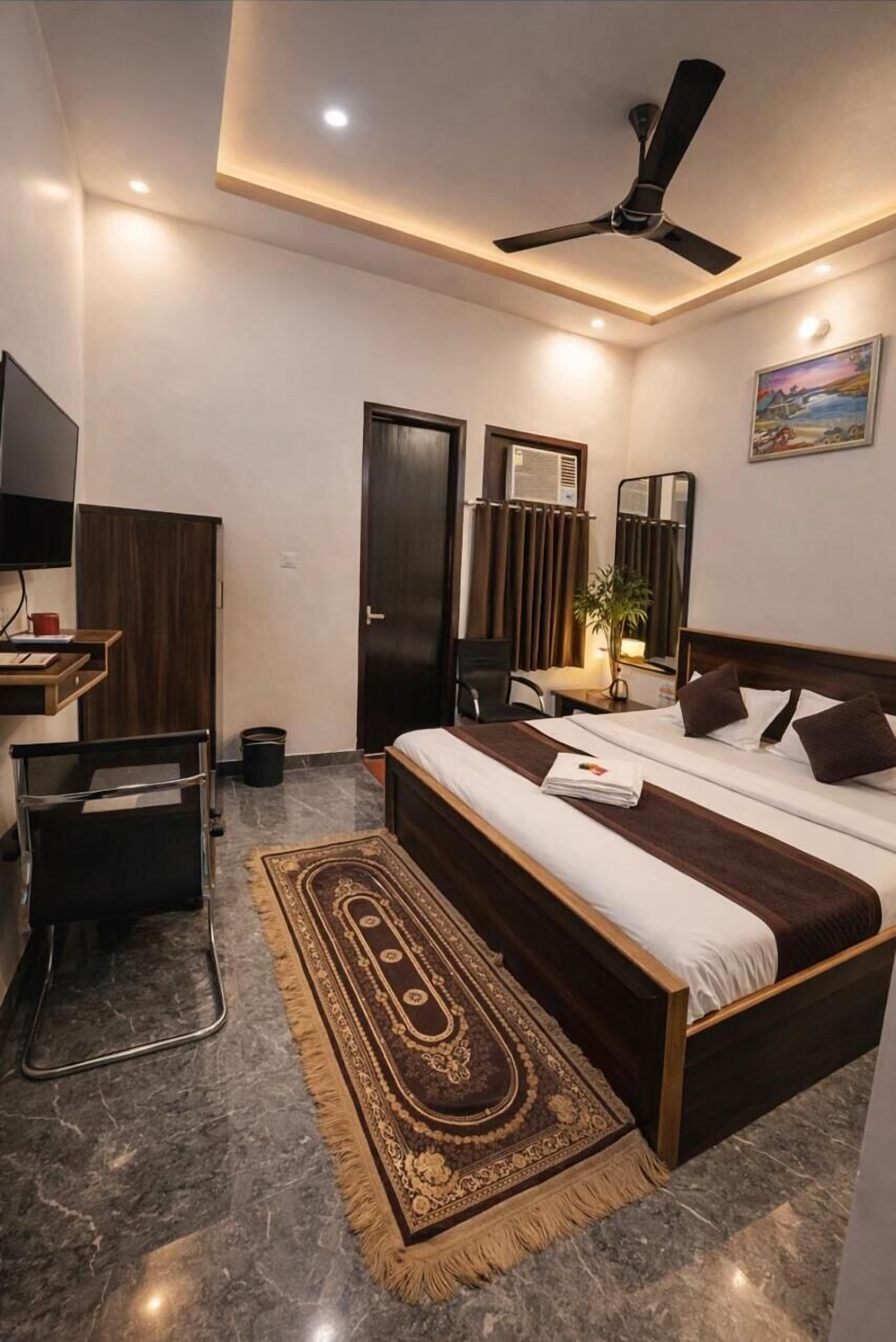 Deluxe Room, City View | Desk, iron/ironing board, free WiFi