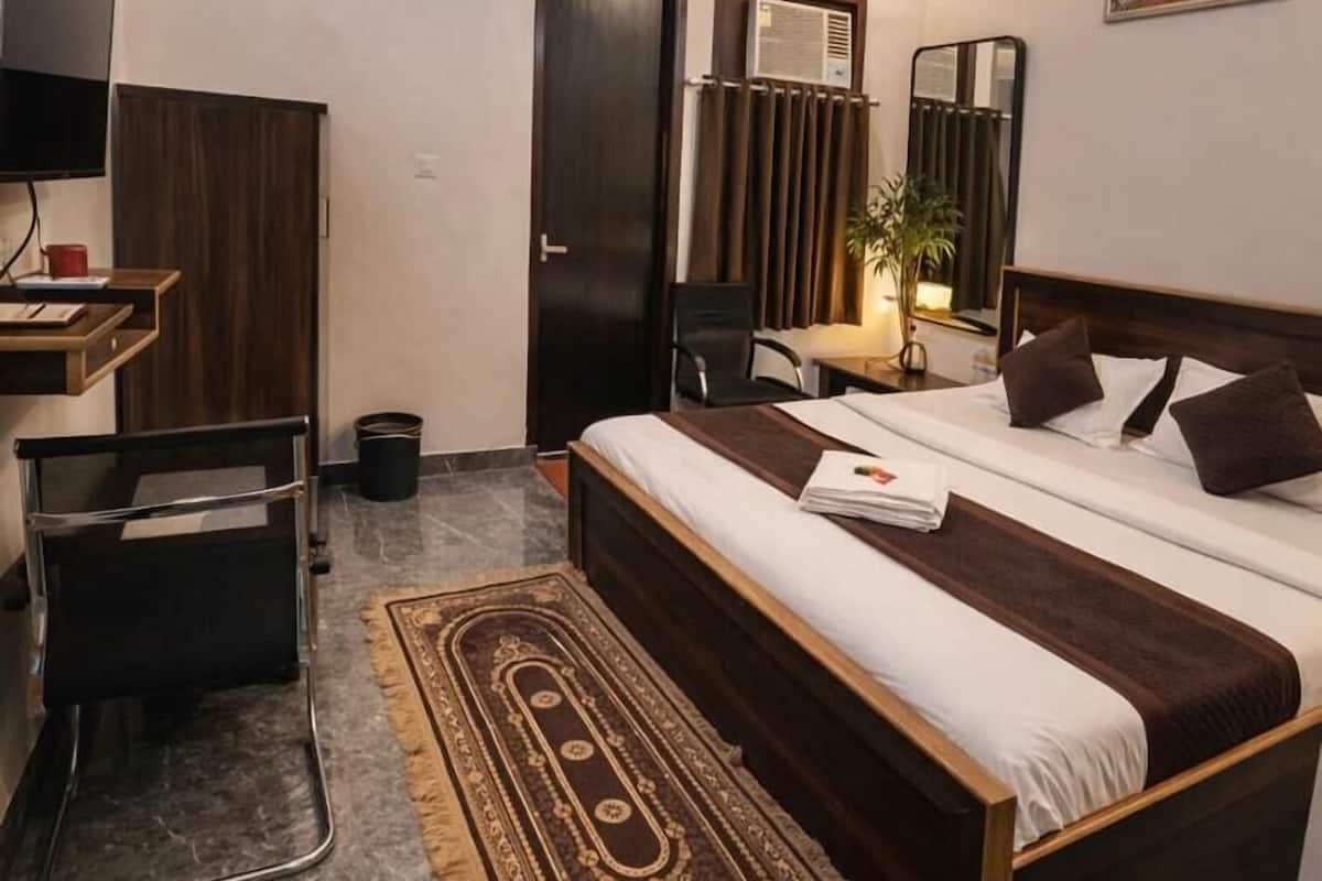 Deluxe Room, City View | Desk, iron/ironing board, free WiFi