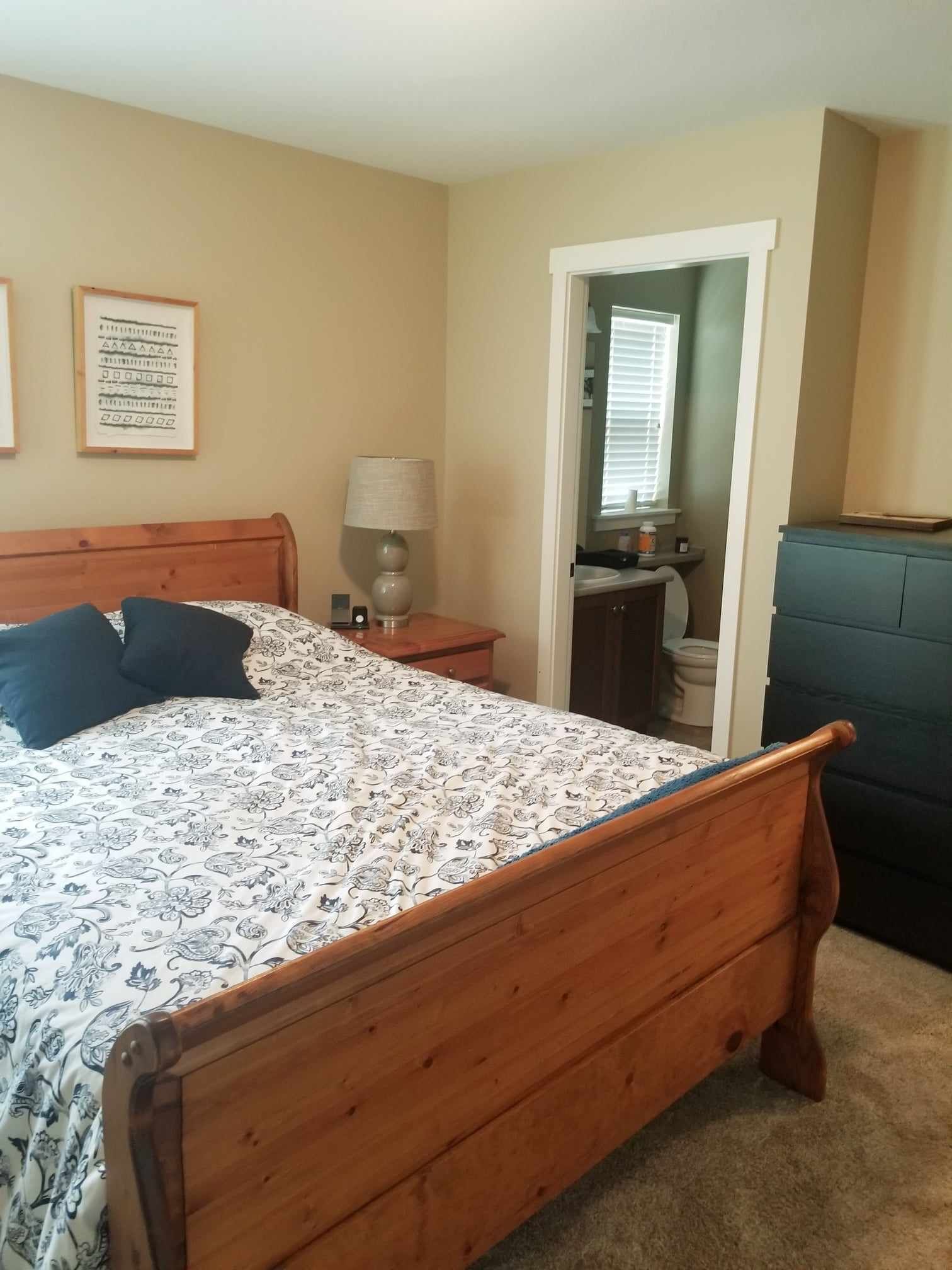 3 عدّة غرف نوم ومكواة/لوح كي وواي فاي وملاءات أسرّة