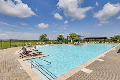 Private Yard & Pool Access: Home in Krugerville