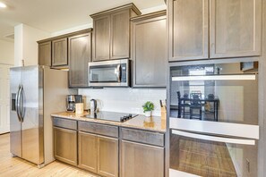 Fridge, microwave, stovetop, dishwasher