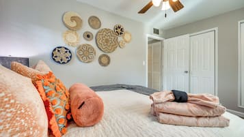 3 bedrooms, desk, iron/ironing board, internet