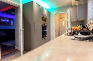 冰箱、微波炉、烤箱、炉灶