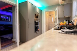 Fridge, microwave, oven, stovetop - Sleeps 5 - Free Parking - Near Airport & City (Manchester)