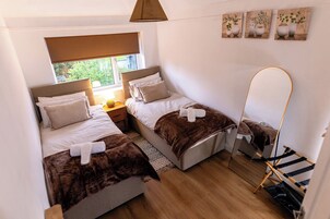 3 dormitorios, tabla de planchar con plancha, wifi gratis y ropa de cama
