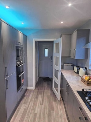 Refrigerador, microondas, horno, placa de cocina