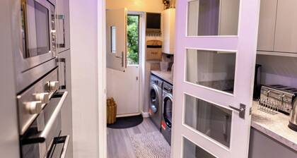 Sleeps 5 - Free Parking, Wifi, Near Airport & City