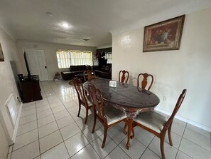 Dining - Retro 3-bedroom house 8 min from the beach AC in Kenneth City (Kenneth City)