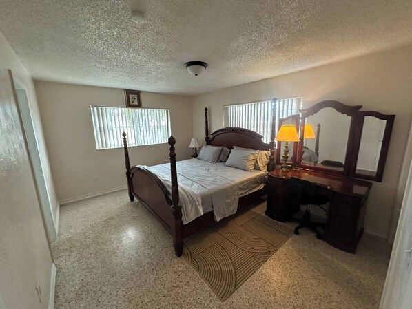 3 bedrooms, internet, bed sheets