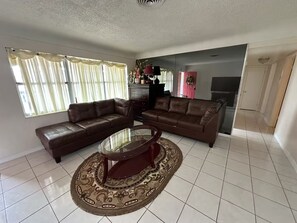 Living area - Retro 3-bedroom house 8 min from the beach AC in Kenneth City (Kenneth City)