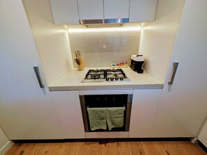 雪櫃、微波爐、焗爐、爐具