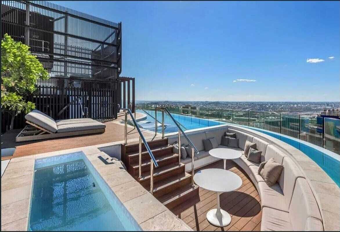 Innendørsbasseng og utendørsbasseng