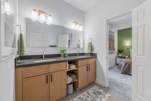 4 dormitorios, tabla de planchar con plancha, wifi y ropa de cama