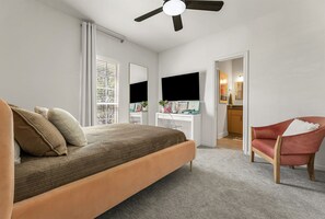 4 bedrooms, iron/ironing board, WiFi, bed sheets - Bromley: Luxury 4Bedroom Apt, 4 Minute walk to A&M (College Station)