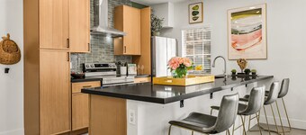 Bromley: Luxury 4Bedroom Apt, 4 Minute walk to A&M