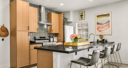 Bromley: Luxury 4Bedroom Apt, 4 Minute walk to A&M