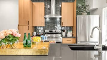 Réfrigérateur, micro-ondes, four, plaque de cuisson