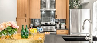 Bromley: Luxury 4Bedroom Apt, 4 Minute walk to A&M