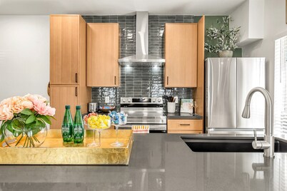 Bromley: Luxury 4Bedroom Apt, 4 Minute walk to A&M