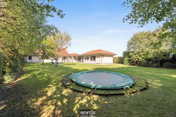 Property grounds - Villa Hoge Duin - spacious villa with large garden (Oostduinkerke)