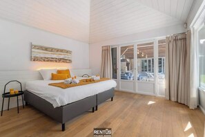 4 bedrooms, desk, iron/ironing board, travel cot