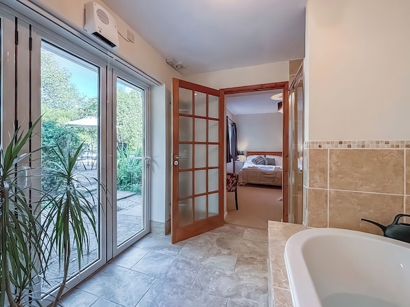 4 bedrooms, free WiFi