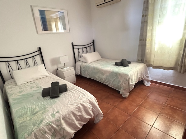 3 bedrooms, iron/ironing board, internet