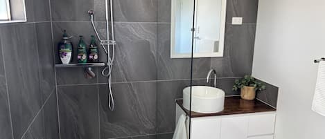 Dusche, Haartrockner, Handtücher, Seife