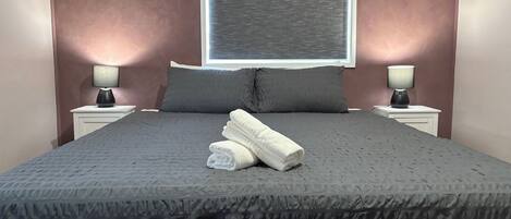 3 habitaciones, tabla de planchar con plancha, wifi y ropa de cama