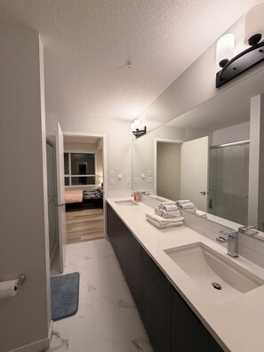 Handtücher, Seife, Shampoo, Toilettenpapier